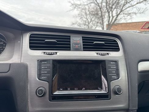 Used 2015 Volkswagen Golf S image 9