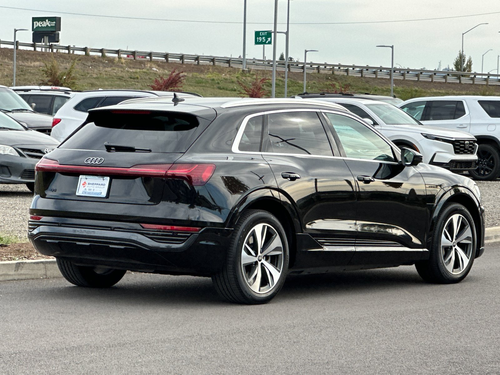 Used 2024 Audi Q8 e-tron Premium Plus AWD/4WD image 3