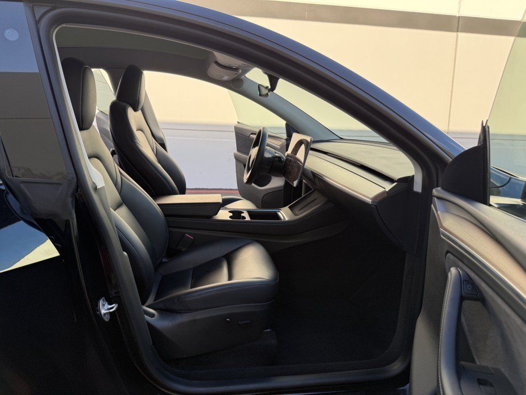 Used 2023 Tesla Model Y AWD image 12
