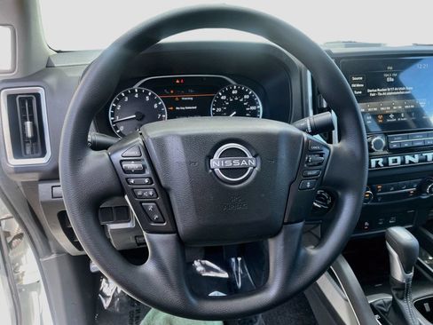Used 2025 Nissan Frontier SV AWD/4WD image 11