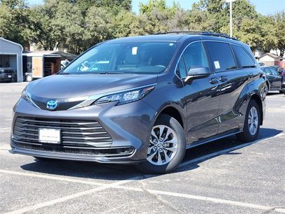 New 2025 Toyota Sienna LE