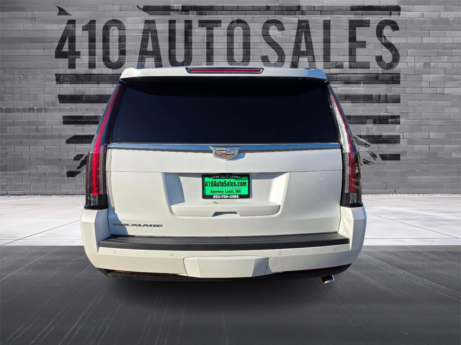 Used 2017 Cadillac Escalade Luxury AWD/4WD image 4