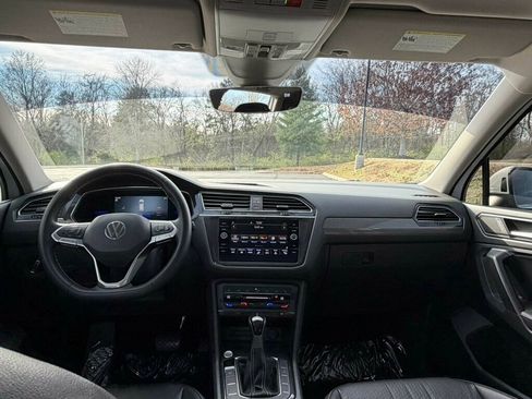 Used 2022 Volkswagen Tiguan SE w/ Panoramic Sunroof Package image 12