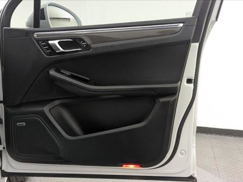 Used 2016 Porsche Macan Turbo image 24