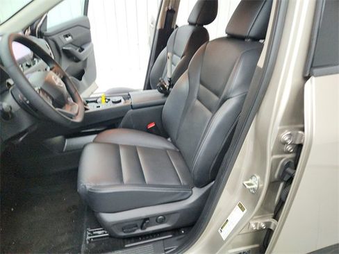 Used 2025 Nissan Rogue SL w/ Tech Package image 19