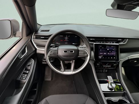 Used 2025 Jeep Grand Cherokee Laredo w/ Luxury Tech Group I AWD/4WD image 7