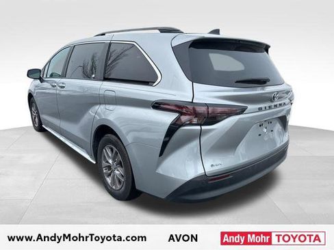 Used 2025 Toyota Sienna XLE image 5