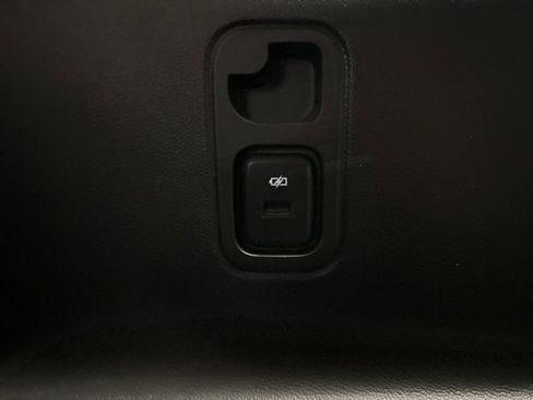 Used 2020 Chevrolet Traverse LT image 24