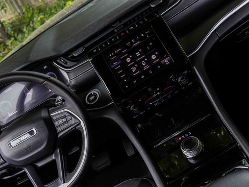 Used 2023 Jeep Grand Cherokee L Laredo image 19