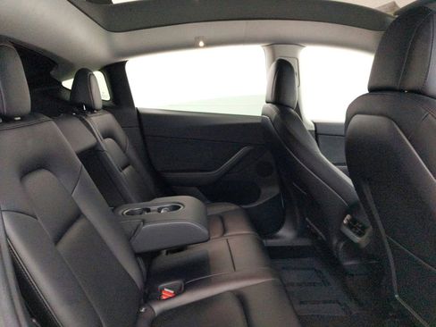 Used 2021 Tesla Model Y Long Range AWD/4WD image 32