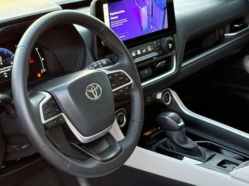 Used 2025 Toyota Grand Highlander AWD image 19