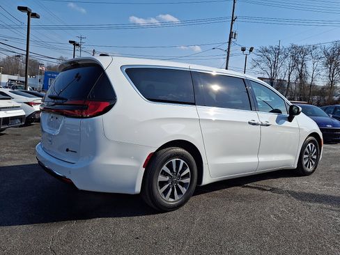 Used 2023 Chrysler Pacifica Touring-L image 6