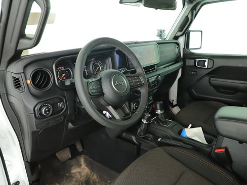 Used 2025 Jeep Gladiator Mojave w/ Convenience Group AWD/4WD image 12