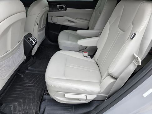 Used 2025 Kia Sorento EX w/ Panoramic Sunroof Package FWD image 17