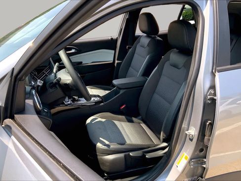 Used 2025 Chevrolet Trax LT FWD image 8