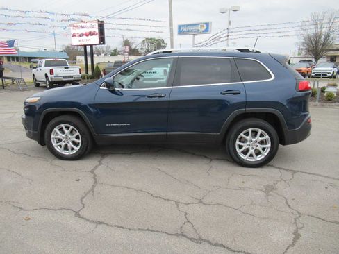 Used 2018 Jeep Cherokee Latitude Plus image 2
