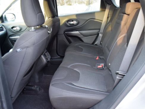 Used 2019 Jeep Cherokee Latitude w/ Popular Appearance Group FWD image 28
