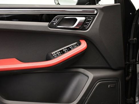 Used 2025 Porsche Macan image 35