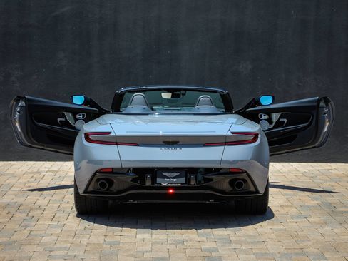 Used 2022 Aston Martin DB11 Volante RWD image 8