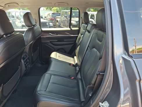 Used 2023 Jeep Grand Cherokee Limited w/ Black Appearance Package AWD/4WD image 10