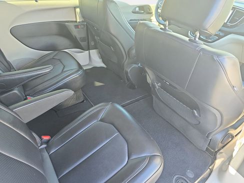 Used 2024 Chrysler Pacifica Touring-L image 11