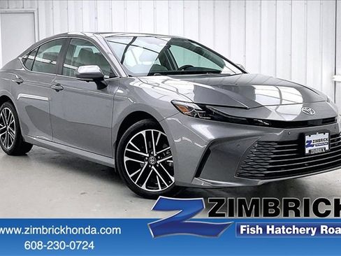 Used 2025 Toyota Camry XLE image 1
