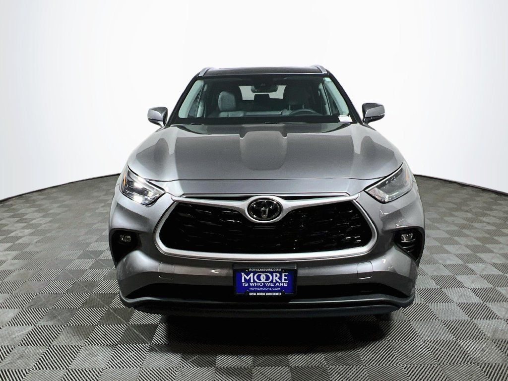 Certified 2026 Toyota Highlander XLE AWD/4WD image 2