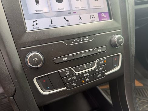 Used 2019 Ford Fusion SE w/ Equipment Group 151A FWD image 24