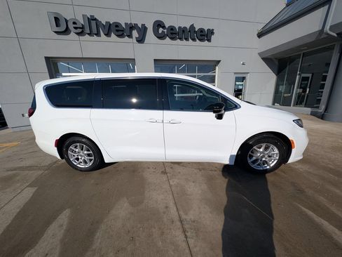 Used 2024 Chrysler Pacifica Touring-L FWD image 5
