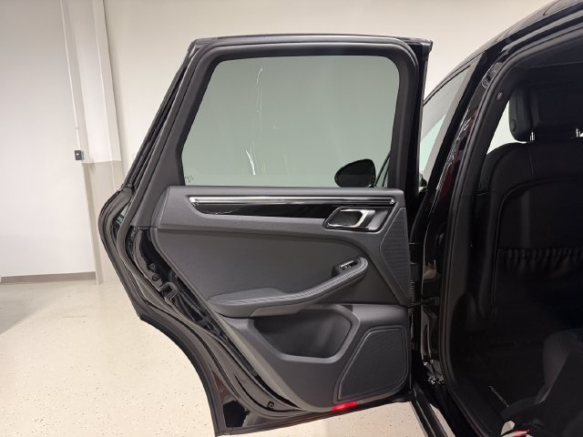 Certified 2026 Porsche Macan AWD/4WD image 36