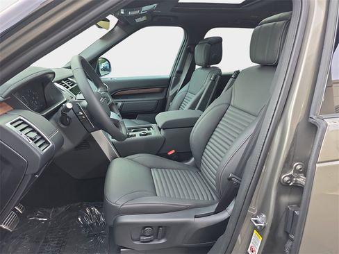 New 2025 Land Rover Discovery Dynamic SE image 16