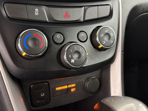 Used 2019 Chevrolet Trax LT w/ LT Convenience Package FWD image 30