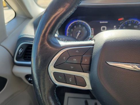 Used 2021 Chrysler Pacifica Touring-L image 15