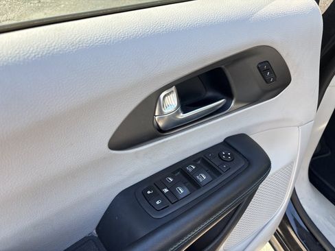 Used 2021 Chrysler Pacifica Touring-L FWD image 10