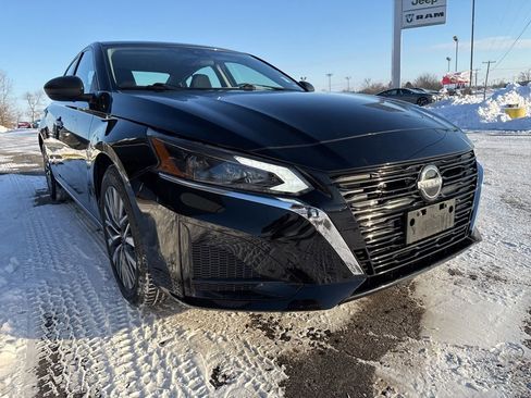 Used 2024 Nissan Altima 2.5 SV image 2