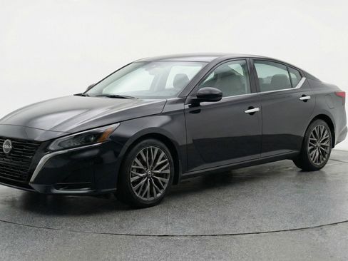 Used 2025 Nissan Altima 2.5 SV FWD image 3