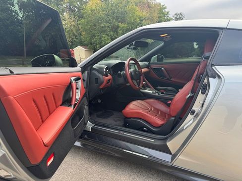 Used 2017 Nissan GT-R Premium w/ Premium Interior Package image 29
