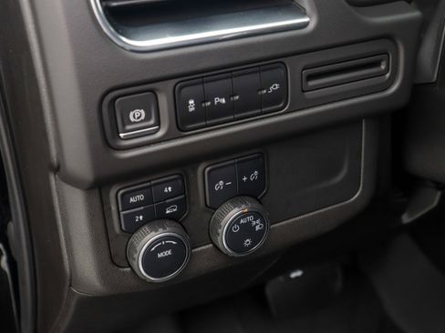 Used 2021 Chevrolet Suburban LT image 25