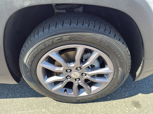 Used 2023 GMC Terrain SLT image 32