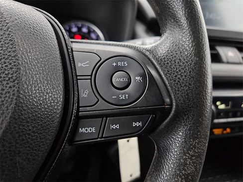 Used 2021 Toyota RAV4 LE image 27