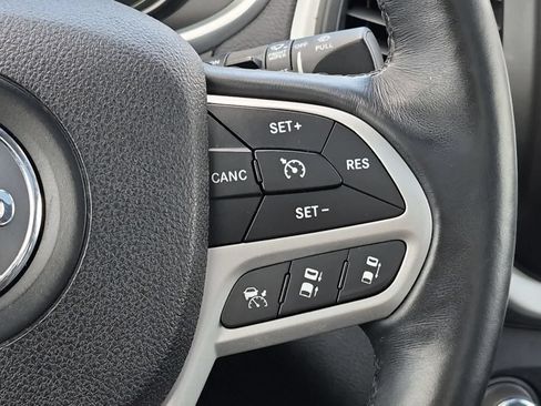Used 2017 Jeep Cherokee Trailhawk AWD/4WD image 26