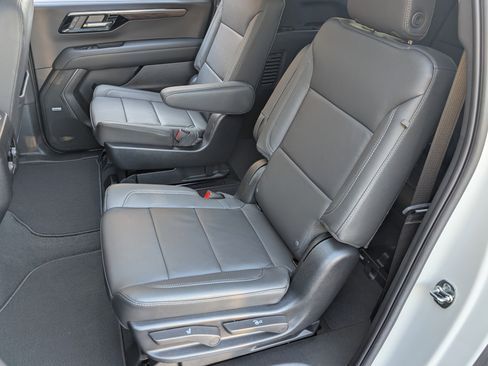 Used 2025 Chevrolet Suburban Z71 w/ Comfort Package image 18