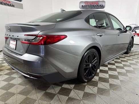 Used 2025 Toyota Camry SE image 3