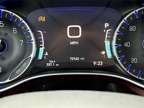 Used 2020 Chrysler Pacifica Limited image 34