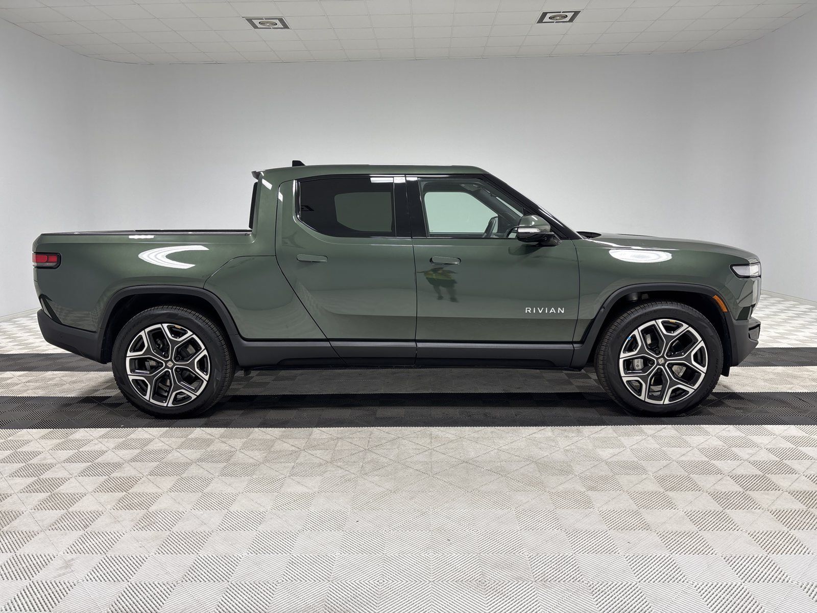 Used 2024 Rivian R1T Adventure Dual AWD/4WD image 6