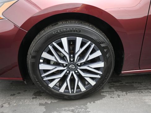Used 2025 Nissan Altima 2.5 SV FWD image 11