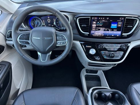 Used 2024 Chrysler Pacifica Touring-L FWD image 18
