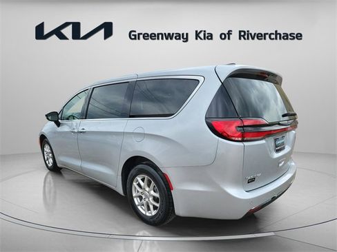 Used 2024 Chrysler Pacifica Touring-L image 7