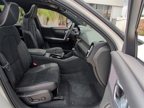 Used 2022 Volvo XC40 P8 Recharge Plus image 17