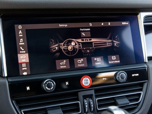 Certified 2025 Porsche Macan image 36